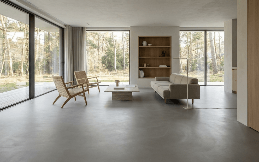 Microcement zemin kaplı ferah modern salon